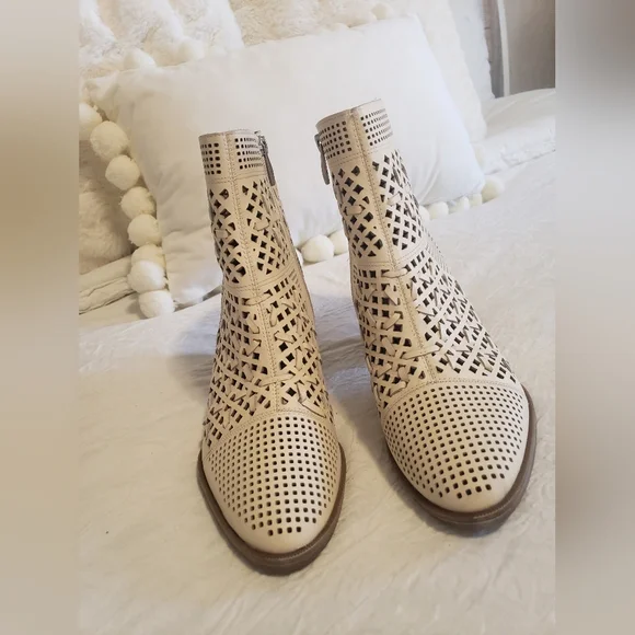 NEW FRANCO SARTO BEIGE BOOTIES SIZE 8.5 - Picture 2 of 10